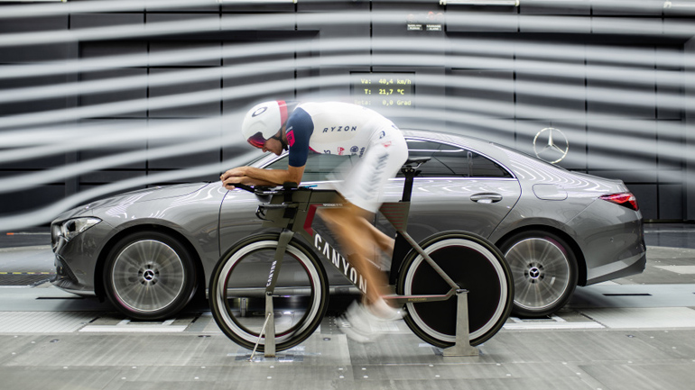 Εντυπωσιακή μάχη μεταξύ μιας Mercedes και ενός ποδηλάτη